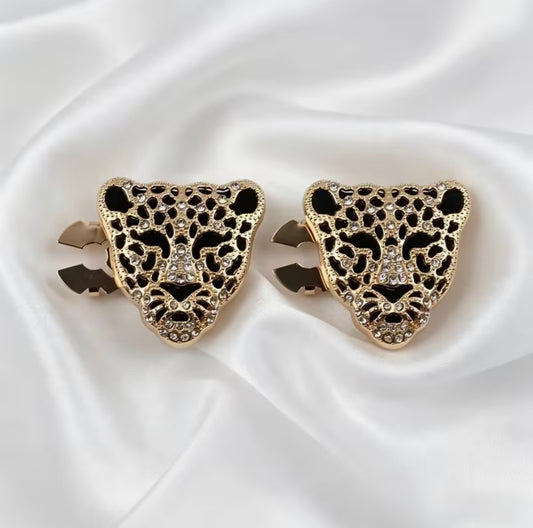 Button Closer Brooch – Elegant & Functional Fashion Accessory