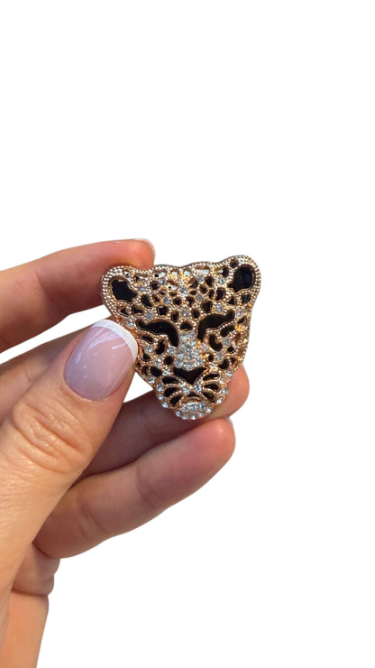 Button Closer Brooch – Elegant & Functional Fashion Accessory