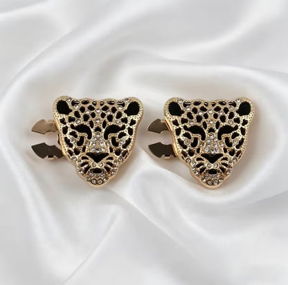 Button Closer Brooch – Elegant & Functional Fashion Accessory