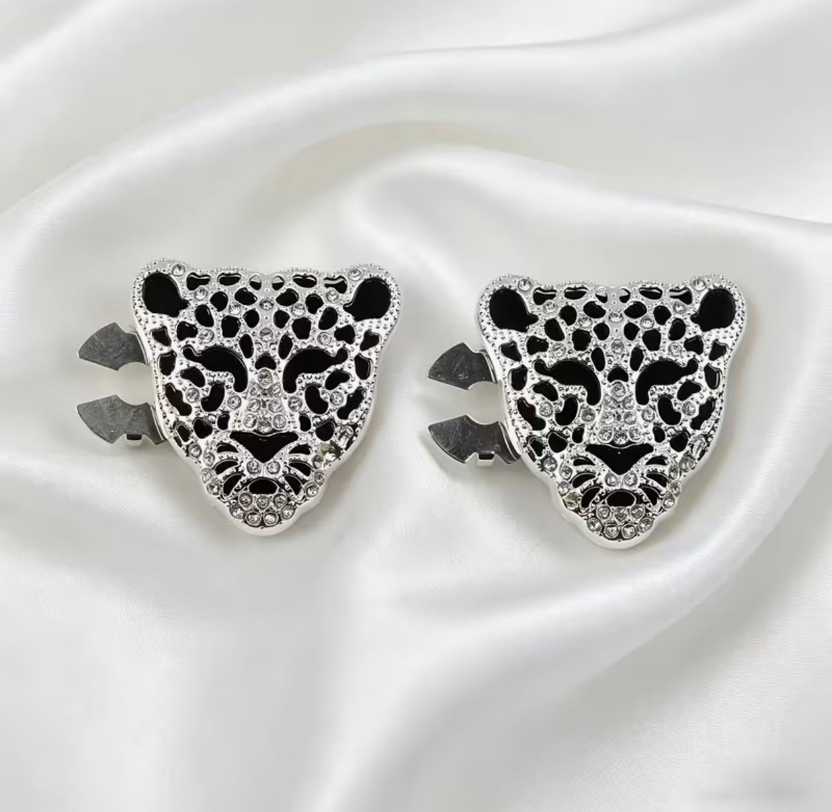 Button Closer Brooch – Elegant & Functional Fashion Accessory
